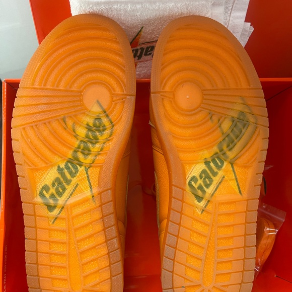 Nike Gatorade Air Jordan 1 Retro HI - Picture 2 of 4